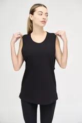 Musculosa negra de algodón, corte amplio, con escote redondo y sisas amplias.