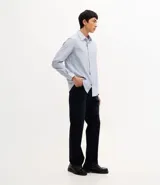 Camisa de vestir masculina de manga larga, confeccionada en tricolina con un sutil estampado de cuadros grid. Presenta cuello clásico, abotonadura frontal y puños con botones.
