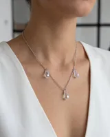 Collar de cadena de acero con tres dijes colgantes en forma de gota de cristal facetado tornasolado.