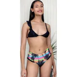 Conjunto de bikini compuesto por un corpiño triangular negro con detalle de volados en uno de los breteles y una bombacha de tiro medio con estampado de palmeras y franjas coloridas, con volados en los laterales.