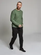 Pantalón negro de corte chino con bolsillos laterales y traseros.