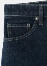 Short de denim azul oscuro con diseño de cinco bolsillos, tiro medio y cierre frontal de cremallera y botón.