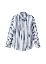 Camisa de poliéster con diseño de rayas verticales en tonos azul y blanco, cuello camisero, manga larga y cierre frontal con botones.