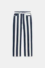 Jeans de tiro medio de corte slim, con diseño de rayas verticales a contraste en color azul marino y blanco. Cuenta con cinco bolsillos, trabillas para cinturón y cierre frontal con cremallera y botón metálico.