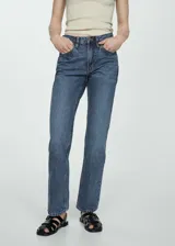 Jeans de corte recto y tiro medio, confeccionados en tejido denim de algodón. Presentan diseño clásico de cinco bolsillos, cierre frontal con cremallera y botón, y trabillas para cinturón.