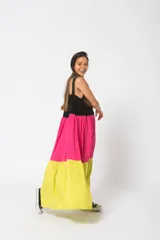 Vestido largo de fibrana con breteles finos, corte amplio y diseño color block en negro, fucsia y amarillo.