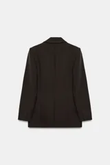 Blazer entallada de cuello solapa y manga larga con hombreras. Presenta bolsillos delanteros de vivo y cierre frontal con un botón metálico decorativo.