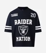 Remera de corte oversized confeccionada en algodón, con diseño deportivo inspirado en el equipo de fútbol americano Las Vegas Raiders. Presenta cuello redondo, mangas cortas con detalle de rayas horizontales y estampado gráfico frontal con el logo del equipo y la inscripción Raider Nation.