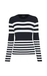 Sweater fino de punto acanalado con diseño de rayas horizontales en azul marino y blanco, cuello redondo y mangas largas.