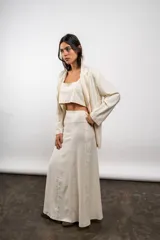 Falda larga de lino en color crudo, con diseño de paneles verticales y corte acampanado.