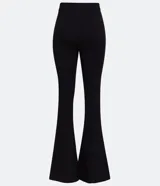 Pantalón flare negro de punto roma, con cintura alta, bolsillos delanteros con botones metálicos estilo escudo y cierre por cremallera y botón.