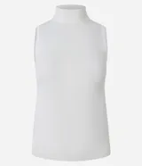 Blusa de punto acanalado color blanco, sin mangas y con cuello alto, de corte ajustado al cuerpo.