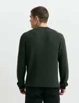 Sweater de punto inglés con escote redondo y mangas largas. Presenta cuello y puños terminados en punto canalé.