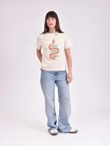 Remera de manga corta color gris topo, con cuello redondo y estampado frontal con temática espacial que incluye texto "YOU ARE MY UNIVERSE" y figuras de estrellas, planetas y platillos voladores.