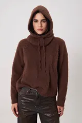 Polera de tejido suave con textura, cuello alto, mangas largas y silueta recta.