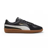 Championes Puma modelo Army Trainer, con diseño de perfil bajo en color negro. Presenta una base de cuero con refuerzos de gamuza en la puntera, la icónica franja lateral de Puma en color blanco y una suela de goma color caramelo.
