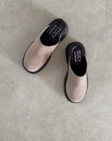 Zuecos color beige de gamuza, con base de goma negra.