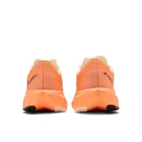 Championes de running New Balance FuelCell Rebel v4, color naranja y blanco, con logo "N" en azul y negro.