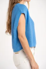 Chaleco sin mangas de tejido de punto color rosado pálido, con textura calada y acabado lurex, corte al cuerpo y cuello redondo.