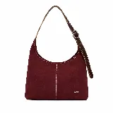 Cartera tipo hobo de gamuza color bordeaux con asa regulable de cuero marrón y costuras decorativas visibles.