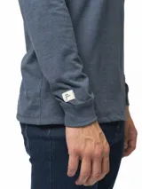 Remera de manga larga con cuello redondo, confeccionada en algodón, de corte clásico y diseño minimalista con detalle de etiqueta pequeña en el ruedo.