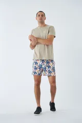 Short de baño con estampado botánico multicolor, cintura elástica con cordón de ajuste, bolsillos laterales y bolsillo trasero. Incluye suspensor interno y logo bordado.