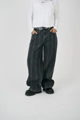 Pantalón de jean gris oscuro, corte wide leg, tiro medio/alto y costuras verticales.