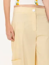 Pantalón cargo color camel confeccionado en poplin asargado. Incluye cuatro bolsillos plaqué con refuerzos triangulares en boca de bolsillo trabajados en hilo a contratono crudo. El ruedo lleva jareta para ajustar y abuchonar con lazo.