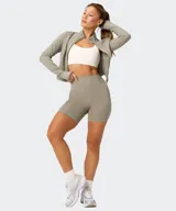 Short deportivo negro de tiro alto, confeccionado con tejido ultra suave, ajustado al cuerpo y con bolsillos laterales de fácil acceso.