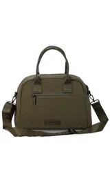 Cartera de mano color beige, confeccionada en tela impermeable, con doble asa corta y correa larga ajustable y desmontable. Presenta cierre principal, bolsillo frontal con cierre y detalle de colgante decorativo.