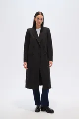 Tapado largo cruzado de poliéster, color negro con finas rayas verticales blancas (pinstripe). Presenta solapas anchas de muesca y doble botonadura.