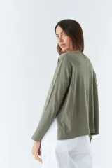 Remera celeste de algodón, de manga larga y cuello redondo.