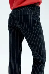 Jeans Zara Woman Collection de tiro alto y corte flare, confeccionados en denim azul marino con diseño de rayas diplomáticas. Presenta falsos bolsillos delanteros con solapa y botón, raya planchada central y cierre frontal con cremallera y botón metálico.