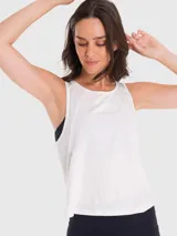 Musculosa de training color blanco, con diseño sin mangas, cuello redondo y panel de malla en la espalda para mayor ventilación.