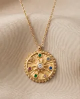Collar de acero con baño de oro, compuesto por una cadena fina de eslabones y un dije circular tipo medalla con diseño de estrella central y circonias multicolor incrustadas.