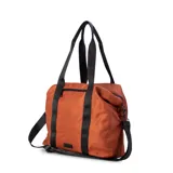 Bolso deportivo color gris claro, con cierres y correas negras. Cuenta con dos asas superiores, bolsillo frontal con cierre y correa extensible ajustable.