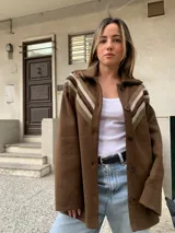 Saco marrón de lana con cuello camisero, cierre con botones y detalle de crochet en los hombros.