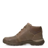 Botas de caña baja Caterpillar modelo Threshold Chukka, confeccionadas en cuero nobuk color marrón con cordones al tono. Presentan suela de goma robusta con relieve y logo de la marca grabado en el lateral y en la puntera.