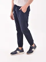 Pantalón jogger de color azul marino, con cordón ajustable en la cintura y puños elásticos en los tobillos.