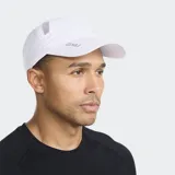 Gorra deportiva 2XU de 6 paneles, confeccionada en tejido ligero de secado rápido. Presenta ala semicurvada, paneles de ventilación de malla, banda interna absorbente y cierre de velcro ajustable con lengüeta de silicona.