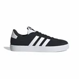 Championes Adidas modelo VL Court, de diseño urbano inspirado en el skate. Presentan una parte superior de gamuza en color negro con las icónicas tres bandas laterales en blanco y suela de caucho vulcanizado blanca.