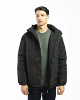 Campera negra de estilo urbano, confeccionada en tejido taslon resistente, con capucha integrada, cierre frontal oculto por solapa con botones a presión y bolsillos laterales.