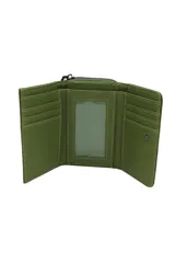 Billetera negra con cierre de cremallera y llavero con detalles en celeste.