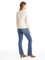 Blusa de algodón color beige con escote en V, cierre frontal con botones y detalles de puntilla en el frente. Presenta mangas largas amplias con puños elastizados y un diseño con bordados sutiles.