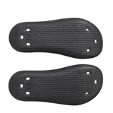 Sandalias tipo ojotas Under Armour modelo Locker, color negro, con diseño ergonómico y logo de la marca en relieve en la banda superior.