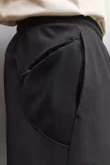 Pantalón corto deportivo de Zara Athleticz confeccionado en tejido técnico ligero y elástico de color negro. Cuenta con cintura elástica ajustable con cordón, bolsillos frontales y aberturas laterales en el bajo.