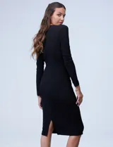 Vestido midi negro de seda fría, con escote asimétrico y hombro plisado.
