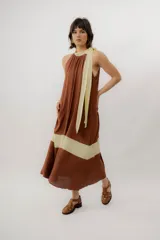 Vestido largo color marrón con detalles en tono marfil, escote halter y lazo largo en el cuello.