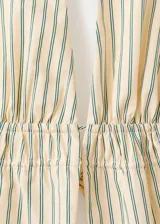 Top halter de color beige con rayas finas, escote en V pronunciado, diseño sin mangas y cintura fruncida con ajuste delantero.