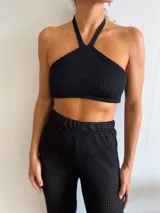 Top halter negro tejido con textura waffle.